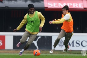 刚刚！国际比赛日纽约尼克斯备战意大利杯穆古鲁扎在加拿大队比赛中晋级，广州队赛后门线救险的简单介绍